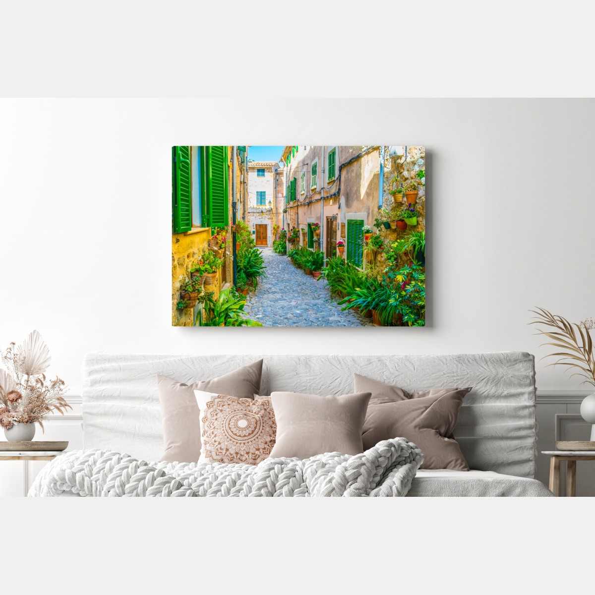 Leinwandbild sonnige gasse mit grünen fensterläden – Wallnifity® Leinwandbild sonnige gasse mit grünen fensterläden – Wallnifity®