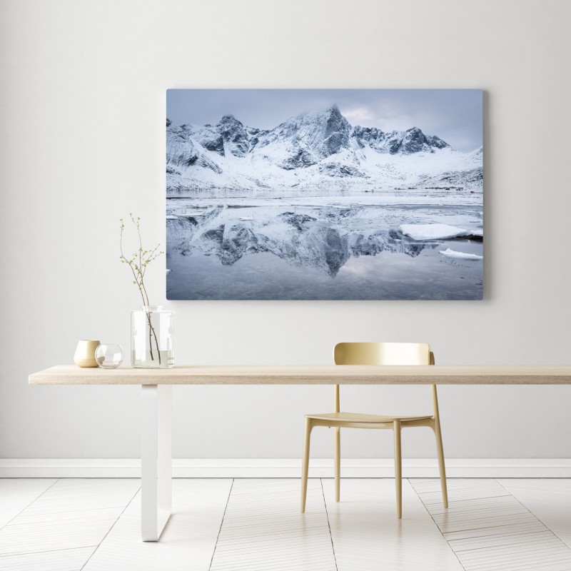 Leinwandbild verschneite bergspiegelung in Norwegen – Wallnifity® Leinwandbild verschneite bergspiegelung in Norwegen – Wallnifity®