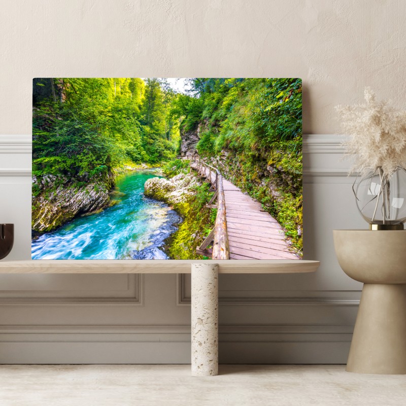 Leinwandbild türkisfarbener fluss und holzsteg im wald – Wallnifity®