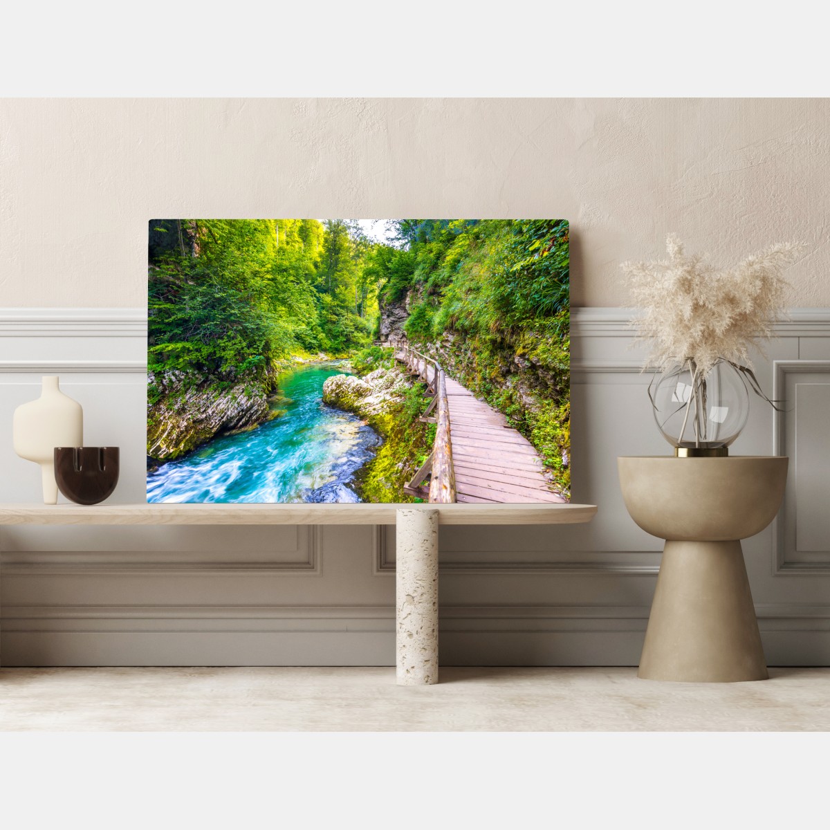 Leinwandbild türkisfarbener fluss und holzsteg im wald – Wallnifity®