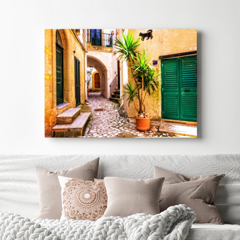 Leinwandbild sonnige mediterrane gasse mit grünen jalousien – Wallnifity® Leinwandbild sonnige mediterrane gasse mit grünen jalousien – Wallnifity®