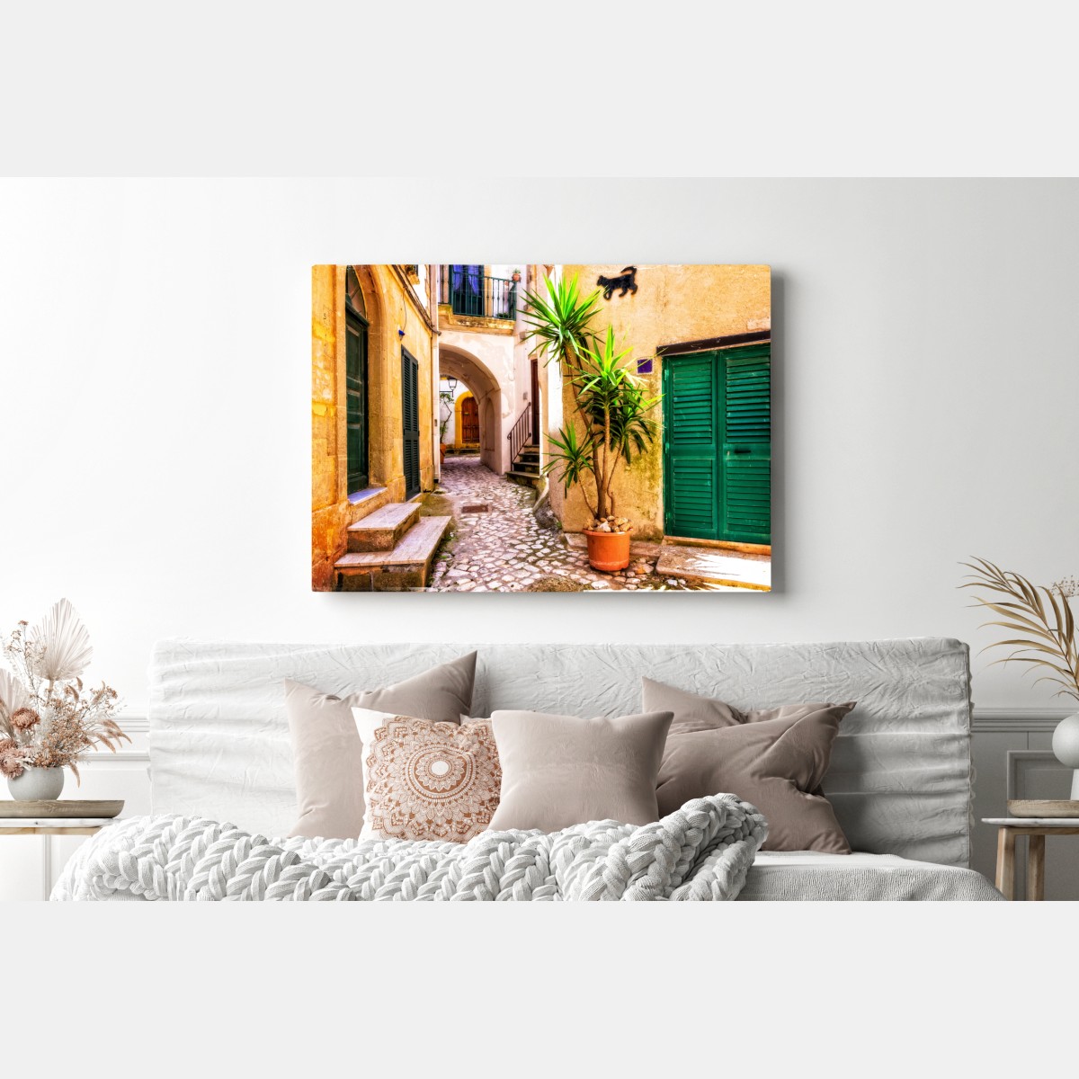 Leinwandbild sonnige mediterrane gasse mit grünen jalousien – Wallnifity® Leinwandbild sonnige mediterrane gasse mit grünen jalousien – Wallnifity®