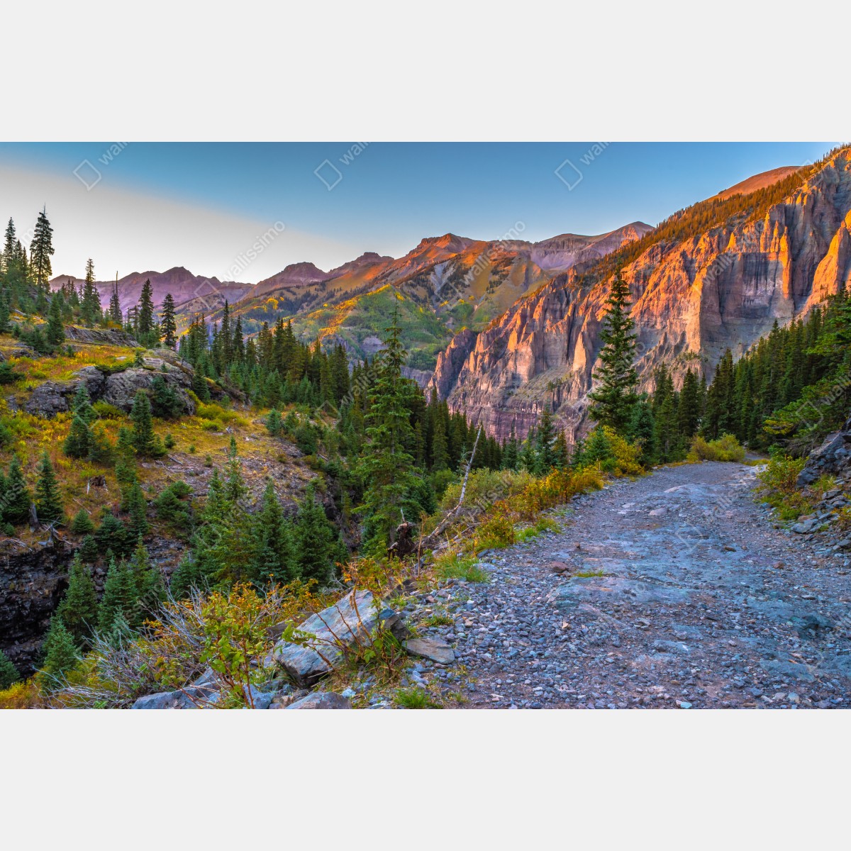 Leinwandbild alpiner wanderweg im sonnenuntergang – Wallnifity® Leinwandbild alpiner wanderweg im sonnenuntergang – Wallnifity®