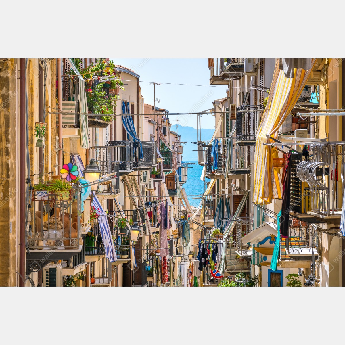 Leinwandbild sonnige gasse mit meerblick und balkonen – Wallnifity® Leinwandbild sonnige gasse mit meerblick und balkonen – Wallnifity®