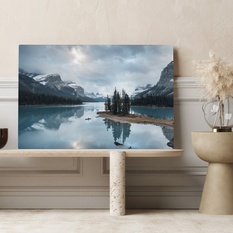 Leinwandbild ruhiger alpensee mit insel und kajak – Wallnifity® Leinwandbild ruhiger alpensee mit insel und kajak – Wallnifity®