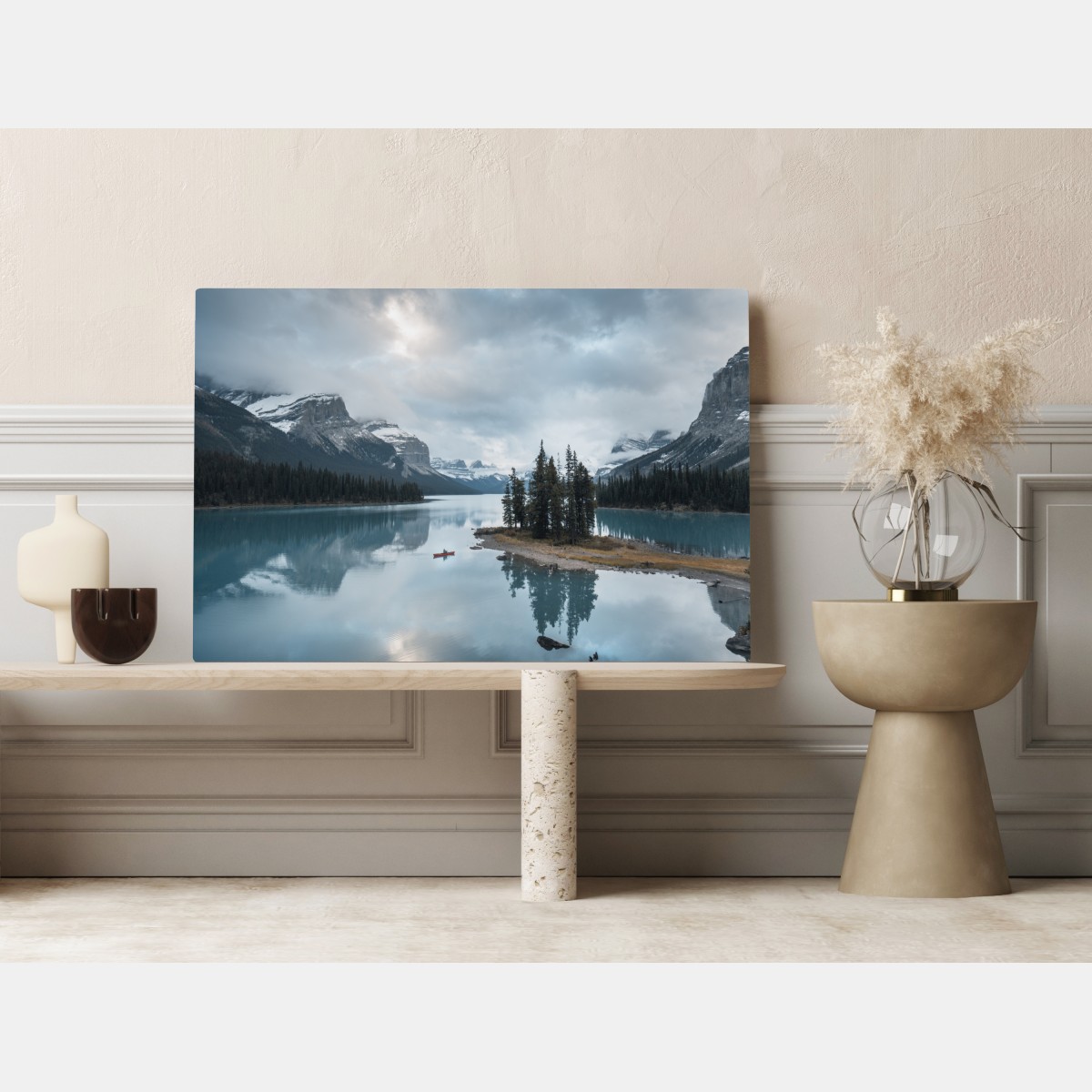 Leinwandbild ruhiger alpensee mit insel und kajak – Wallnifity® Leinwandbild ruhiger alpensee mit insel und kajak – Wallnifity®