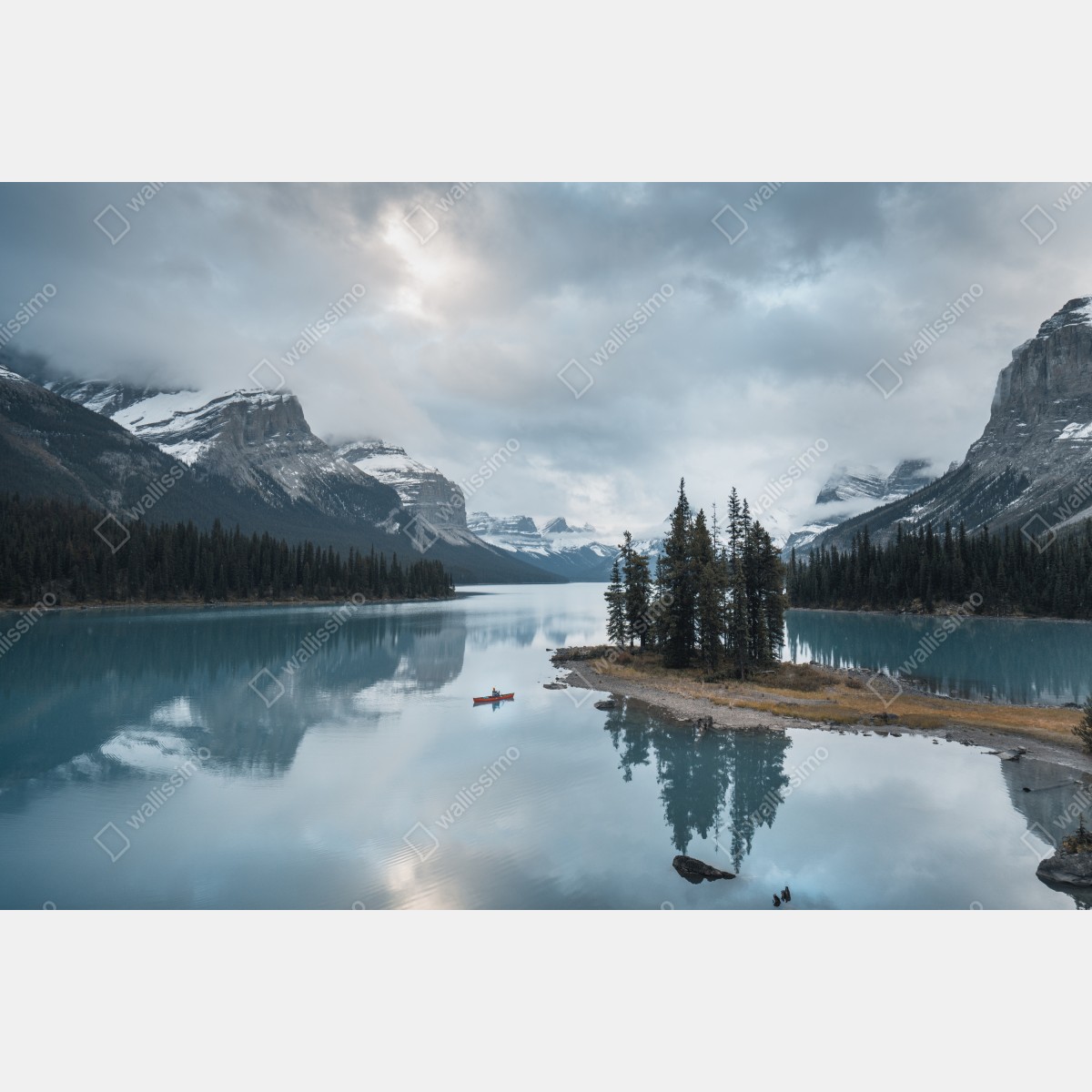 Leinwandbild ruhiger alpensee mit insel und kajak – Wallnifity® Leinwandbild ruhiger alpensee mit insel und kajak – Wallnifity®