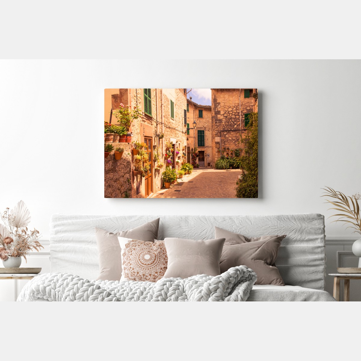 Leinwandbild sonnige mediterrane gasse mit blumentöpfen – Wallnifity® Leinwandbild sonnige mediterrane gasse mit blumentöpfen – Wallnifity®