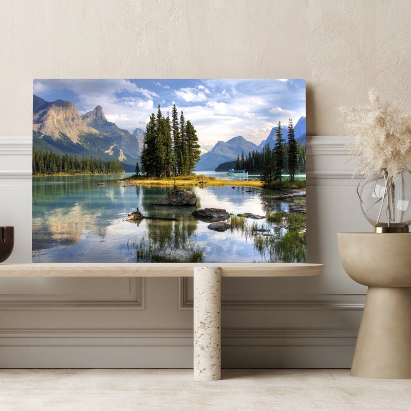 Leinwandbild ruhiger alpensee mit insel und bergen – Wallnifity® Leinwandbild ruhiger alpensee mit insel und bergen – Wallnifity®