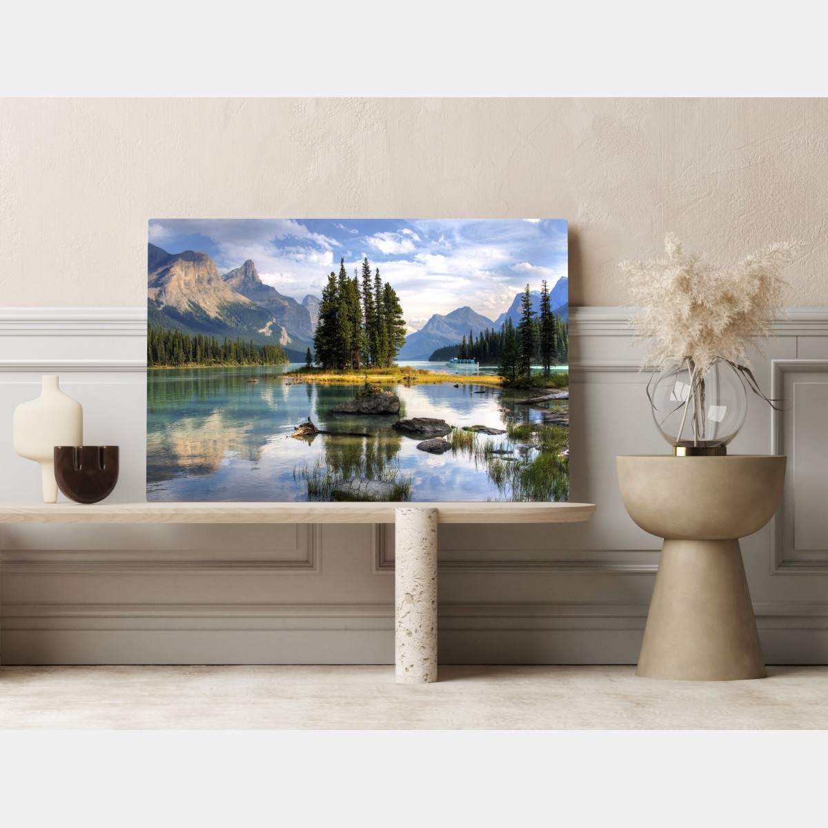 Leinwandbild ruhiger alpensee mit insel und bergen – Wallnifity® Leinwandbild ruhiger alpensee mit insel und bergen – Wallnifity®