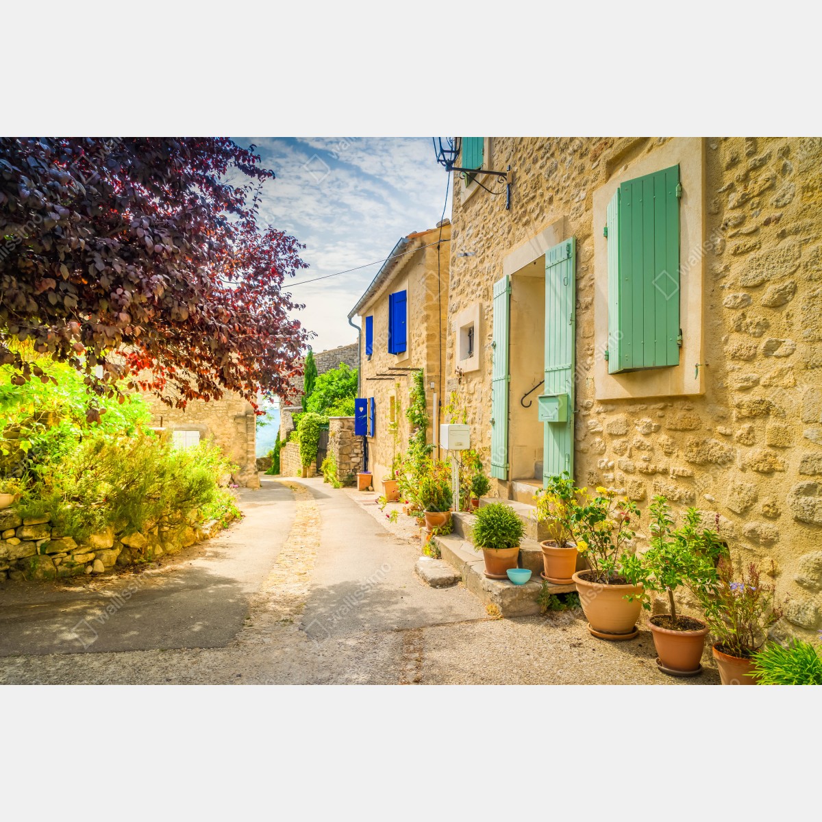 Leinwandbild sonnenbeschienene dorfstraße mit steinhäusern und bunten fensterläden – Wallnifity® Leinwandbild sonnenbeschienene dorfstraße mit steinhäusern und bunten fensterläden – Wallnifity®