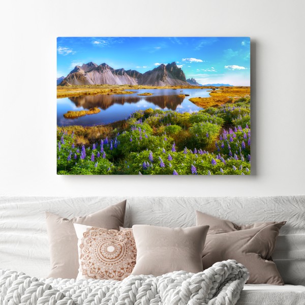 Leinwandbild lebendige lupinenwiesen bei Vestrahorn, Island – Wallnifity® Leinwandbild lebendige lupinenwiesen bei Vestrahorn, Island – Wallnifity®