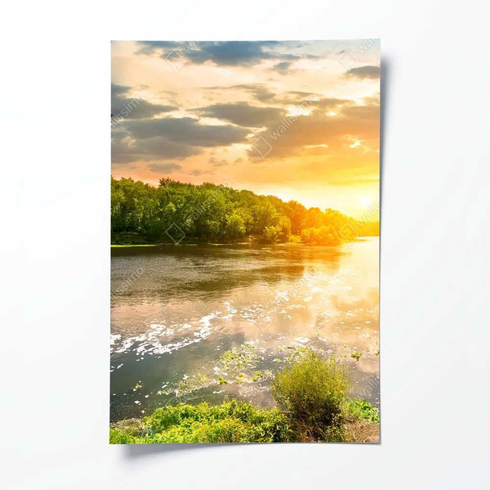 Poster ruhiger sonnenuntergang am fluss im grünen wald – Wallnifity® Poster ruhiger sonnenuntergang am fluss im grünen wald – Wallnifity®