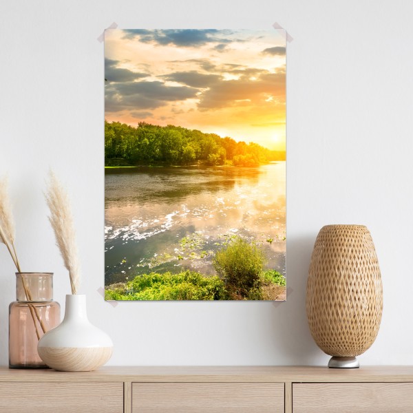 Poster ruhiger sonnenuntergang am fluss im grünen wald – Wallnifity® Poster ruhiger sonnenuntergang am fluss im grünen wald – Wallnifity®