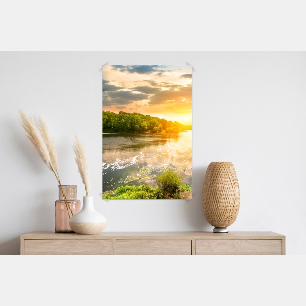 Poster ruhiger sonnenuntergang am fluss im grünen wald – Wallnifity® Poster ruhiger sonnenuntergang am fluss im grünen wald – Wallnifity®