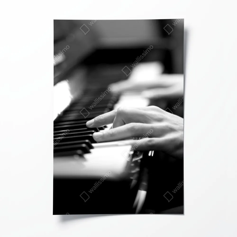 Poster intime hände auf klaviertasten in monochrom – Wallnifity® Poster intime hände auf klaviertasten in monochrom – Wallnifity®