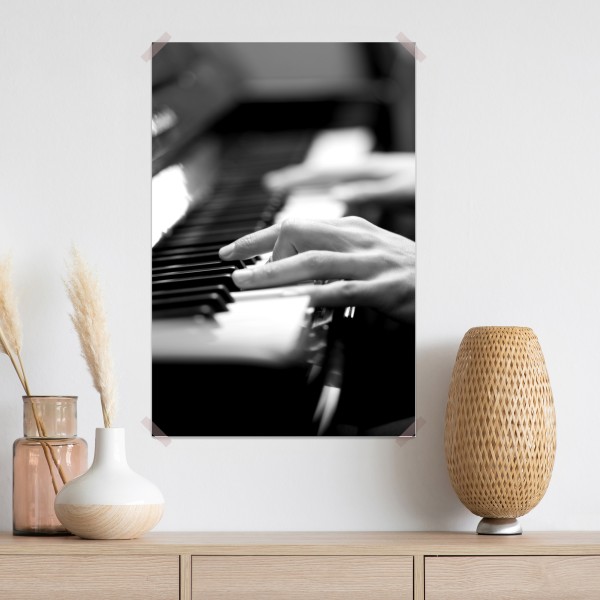 Poster intime hände auf klaviertasten in monochrom – Wallnifity® Poster intime hände auf klaviertasten in monochrom – Wallnifity®