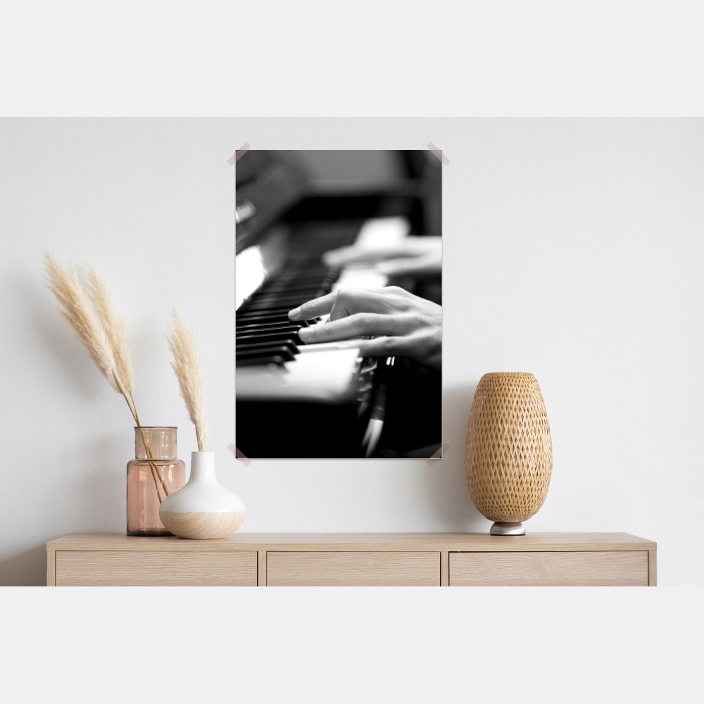 Poster intime hände auf klaviertasten in monochrom – Wallnifity® Poster intime hände auf klaviertasten in monochrom – Wallnifity®