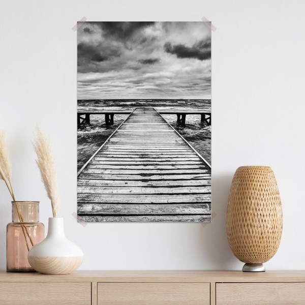 Poster dramatischer schwarzweiß-steg in stürmischer see – Wallnifity® Poster dramatischer schwarzweiß-steg in stürmischer see – Wallnifity®