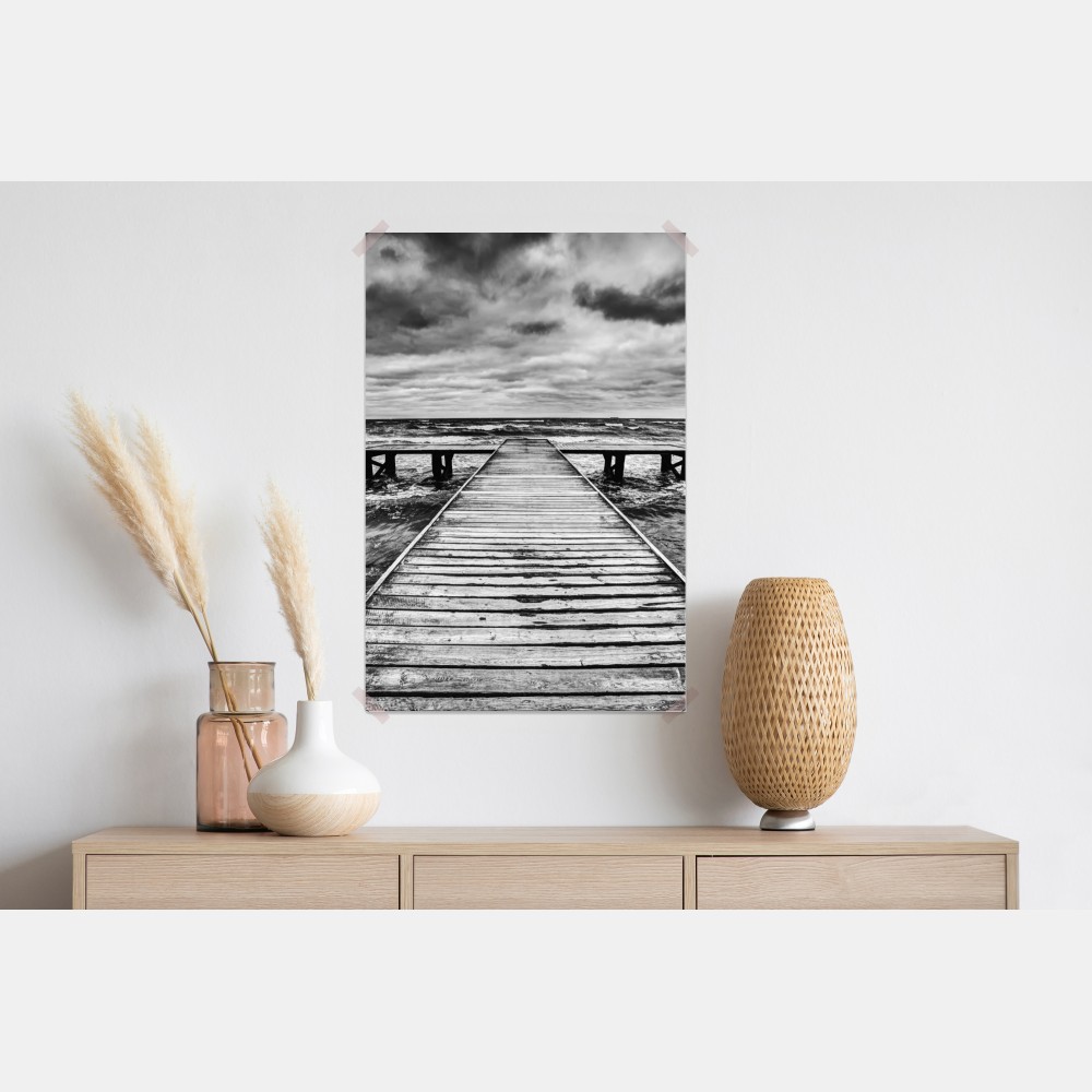 Poster dramatischer schwarzweiß-steg in stürmischer see – Wallnifity® Poster dramatischer schwarzweiß-steg in stürmischer see – Wallnifity®