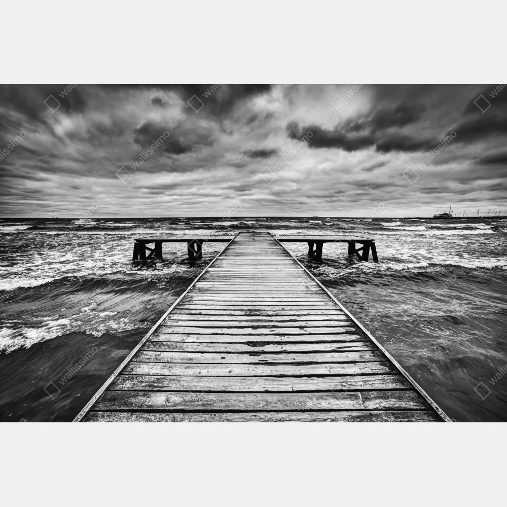 Poster dramatischer schwarzweiß-steg in stürmischer see – Wallnifity® Poster dramatischer schwarzweiß-steg in stürmischer see – Wallnifity®