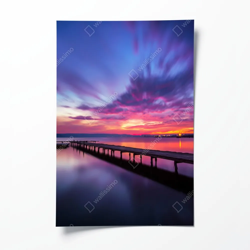 Poster sonnenuntergang über ruhigem see mit hölzernem steg – Wallnifity® Poster sonnenuntergang über ruhigem see mit hölzernem steg – Wallnifity®