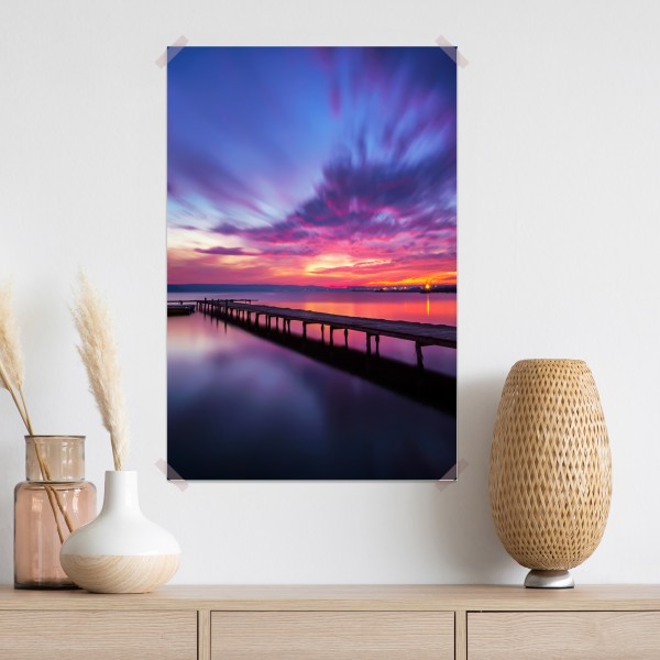 Poster sonnenuntergang über ruhigem see mit hölzernem steg – Wallnifity® Poster sonnenuntergang über ruhigem see mit hölzernem steg – Wallnifity®