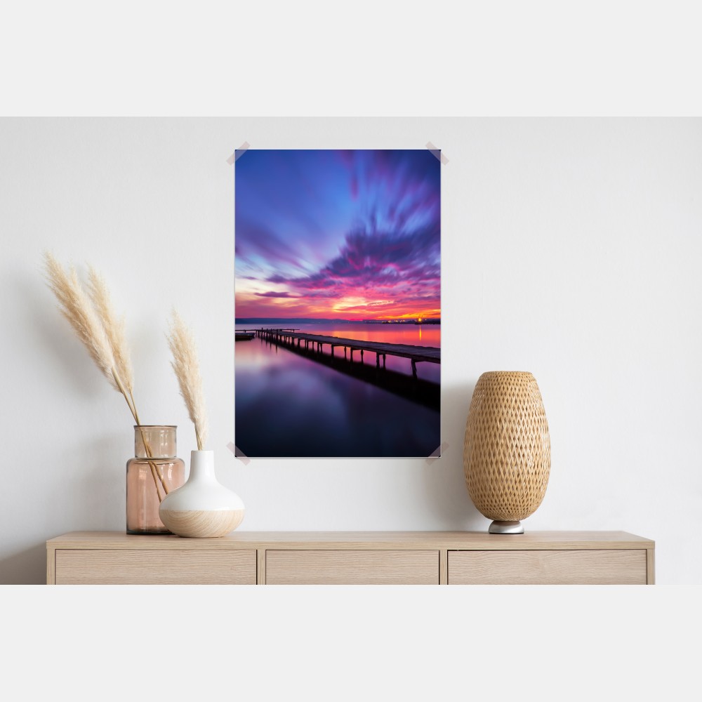 Poster sonnenuntergang über ruhigem see mit hölzernem steg – Wallnifity® Poster sonnenuntergang über ruhigem see mit hölzernem steg – Wallnifity®