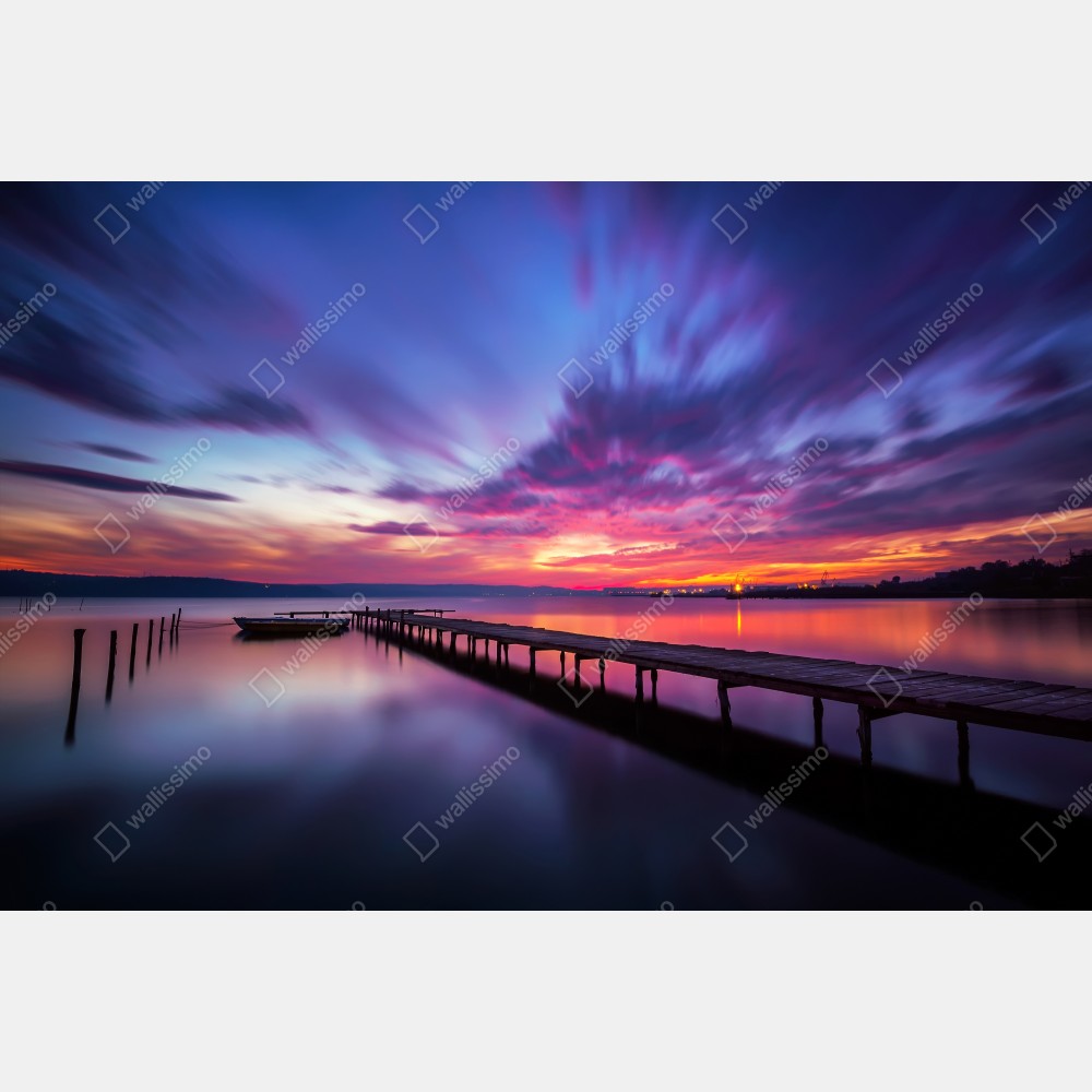 Poster sonnenuntergang über ruhigem see mit hölzernem steg – Wallnifity® Poster sonnenuntergang über ruhigem see mit hölzernem steg – Wallnifity®