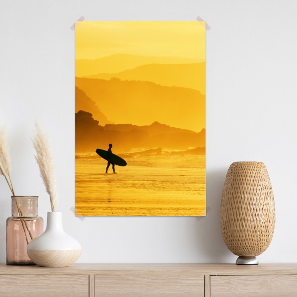 Poster surfer im goldenen sonnenuntergang – Wallnifity® Poster surfer im goldenen sonnenuntergang – Wallnifity®