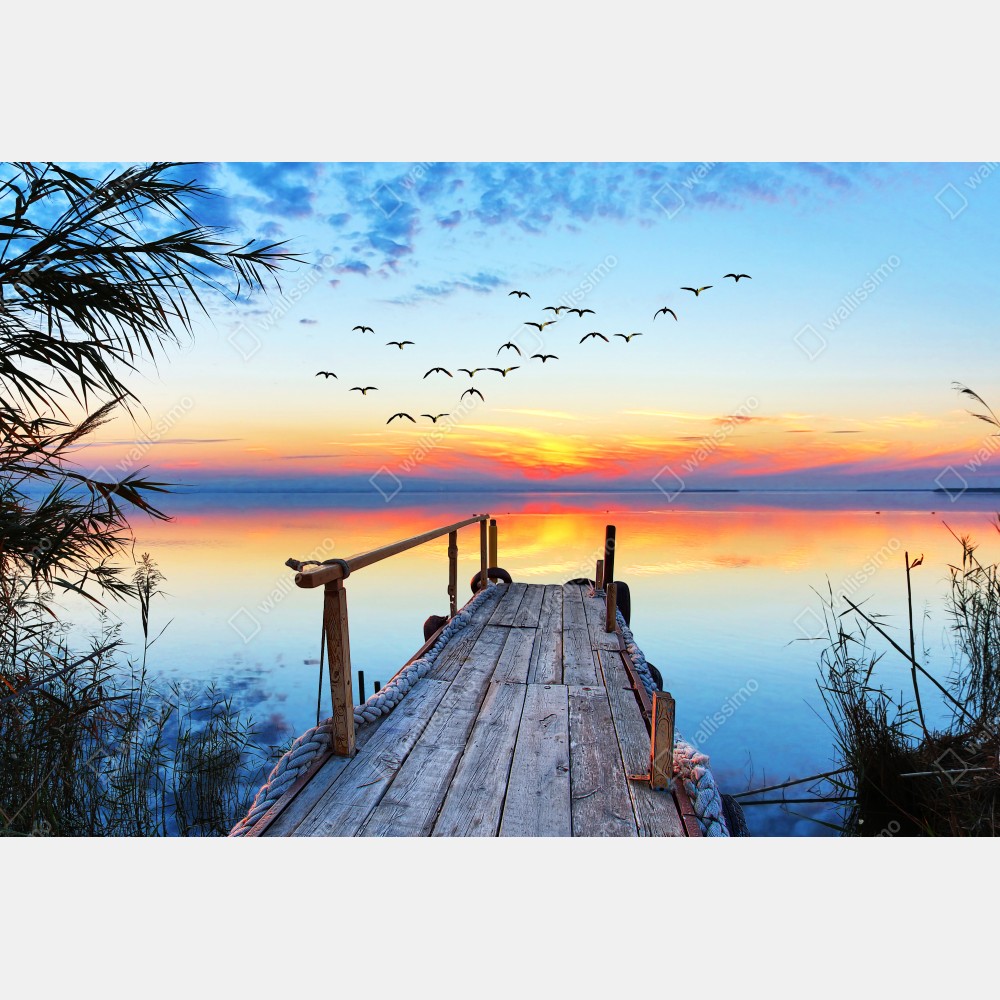 Poster steg bei sonnenuntergang über ruhigem see – Wallnifity® Poster steg bei sonnenuntergang über ruhigem see – Wallnifity®