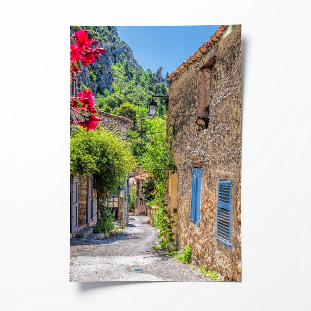 Poster Moustiers Sainte Marie reizvolle Dorfstraße in Provence – Wallnifity® Poster Moustiers Sainte Marie reizvolle Dorfstraße in Provence – Wallnifity®