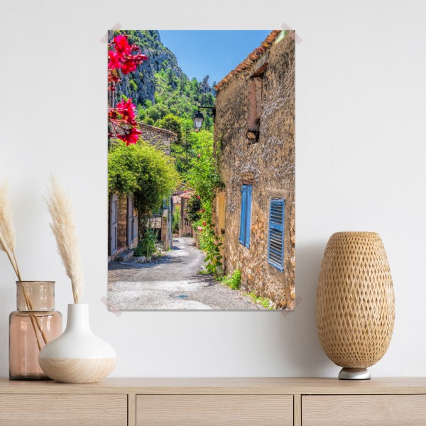 Poster Moustiers Sainte Marie reizvolle Dorfstraße in Provence – Wallnifity® Poster Moustiers Sainte Marie reizvolle Dorfstraße in Provence – Wallnifity®