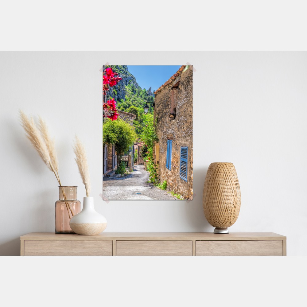 Poster Moustiers Sainte Marie reizvolle Dorfstraße in Provence – Wallnifity® Poster Moustiers Sainte Marie reizvolle Dorfstraße in Provence – Wallnifity®