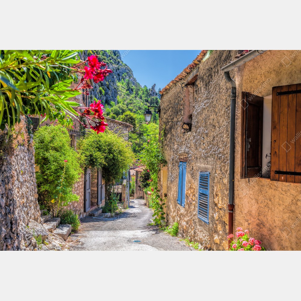 Poster Moustiers Sainte Marie reizvolle Dorfstraße in Provence – Wallnifity® Poster Moustiers Sainte Marie reizvolle Dorfstraße in Provence – Wallnifity®