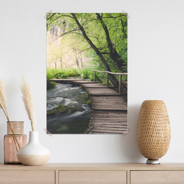 Poster ruhiger hölzerner steg durch grünen wald – Wallnifity® Poster ruhiger hölzerner steg durch grünen wald – Wallnifity®