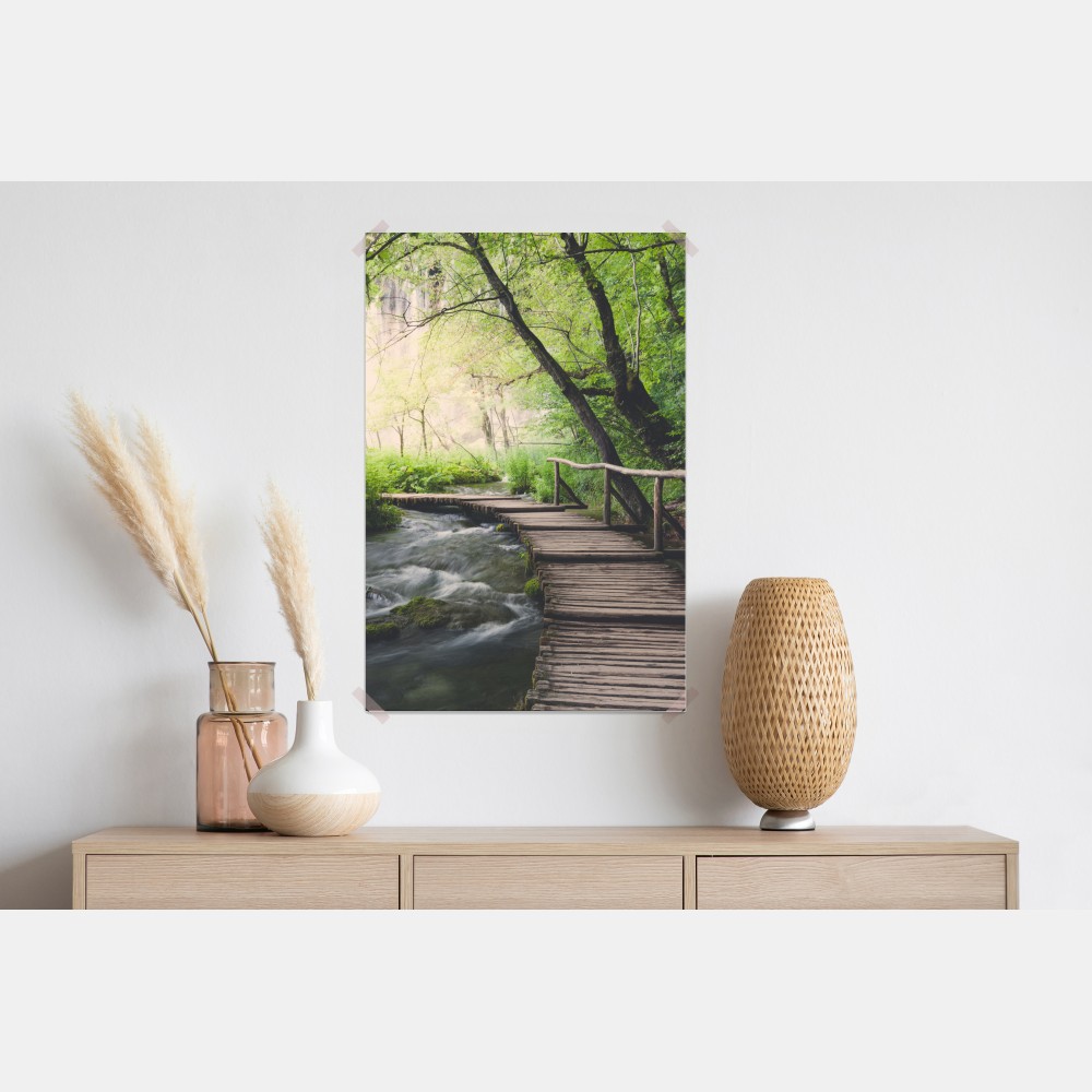 Poster ruhiger hölzerner steg durch grünen wald – Wallnifity® Poster ruhiger hölzerner steg durch grünen wald – Wallnifity®