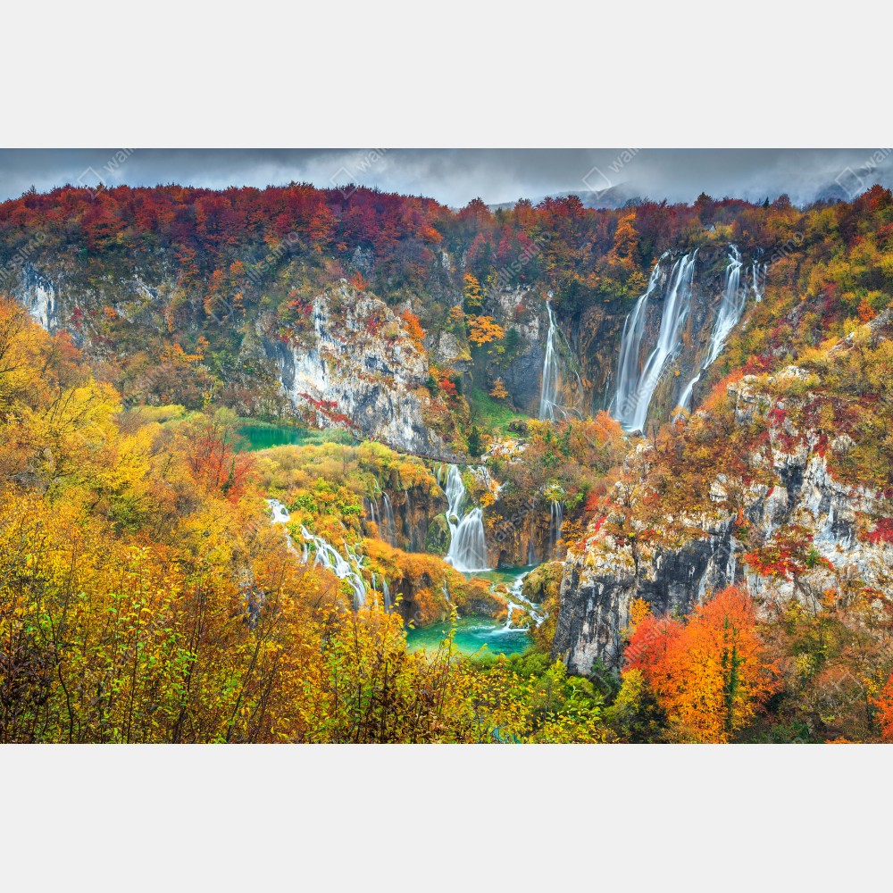 Poster herbstliche wasserfälle in einem farbenfrohen wald – Wallnifity® Poster herbstliche wasserfälle in einem farbenfrohen wald – Wallnifity®