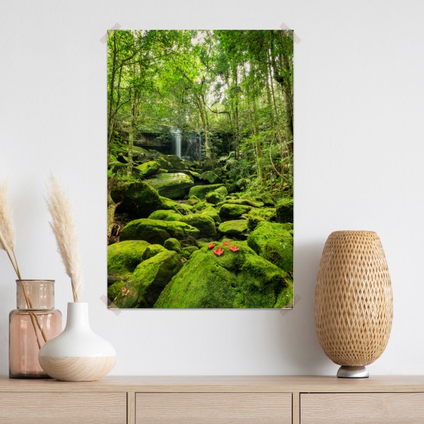 Poster üppiger moosbewachsener wasserfall im tropischen wald – Wallnifity®