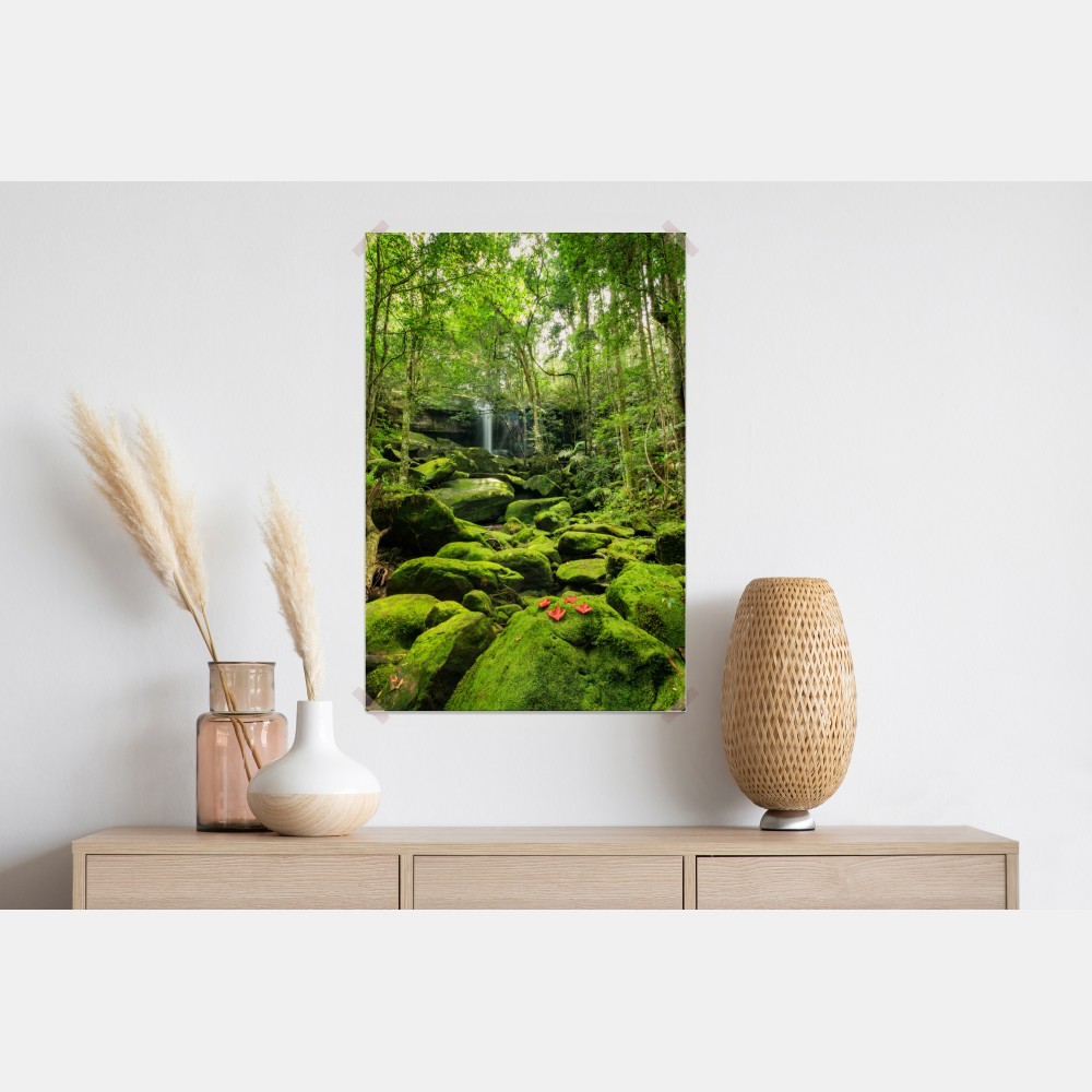 Poster üppiger moosbewachsener wasserfall im tropischen wald – Wallnifity®