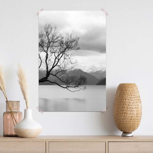 Poster einsamer baum im see in schwarzweiß – Wallnifity® Poster einsamer baum im see in schwarzweiß – Wallnifity®