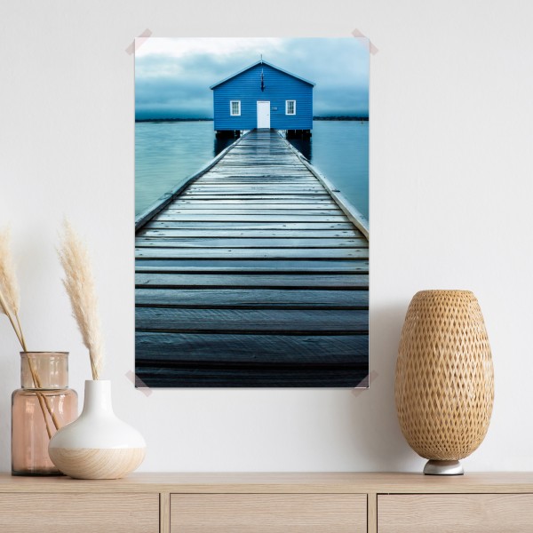 Poster blaues bootshaus am ende des stegs – Wallnifity® Poster blaues bootshaus am ende des stegs – Wallnifity®