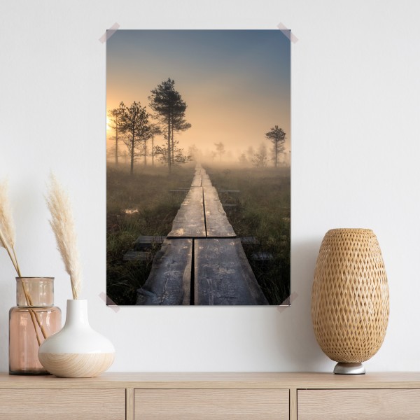 Poster nebliger sonnenaufgang über dem holzsteg – Wallnifity® Poster nebliger sonnenaufgang über dem holzsteg – Wallnifity®