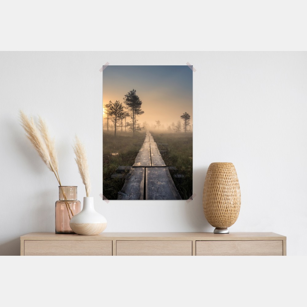 Poster nebliger sonnenaufgang über dem holzsteg – Wallnifity® Poster nebliger sonnenaufgang über dem holzsteg – Wallnifity®