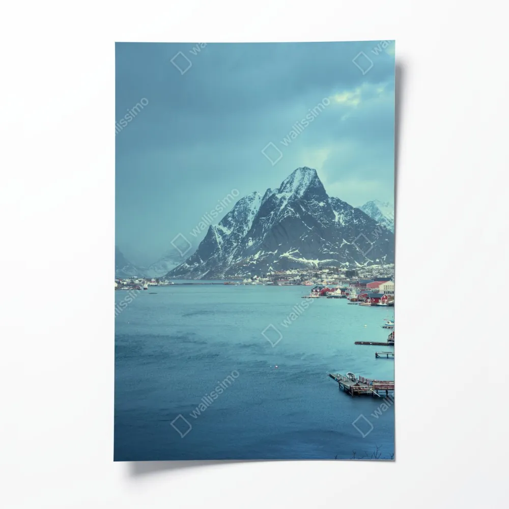 Poster Reine winterlicher fjord in den Lofoten – Wallnifity® Poster Reine winterlicher fjord in den Lofoten – Wallnifity®