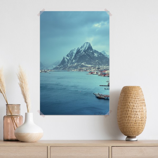 Poster Reine winterlicher fjord in den Lofoten – Wallnifity® Poster Reine winterlicher fjord in den Lofoten – Wallnifity®