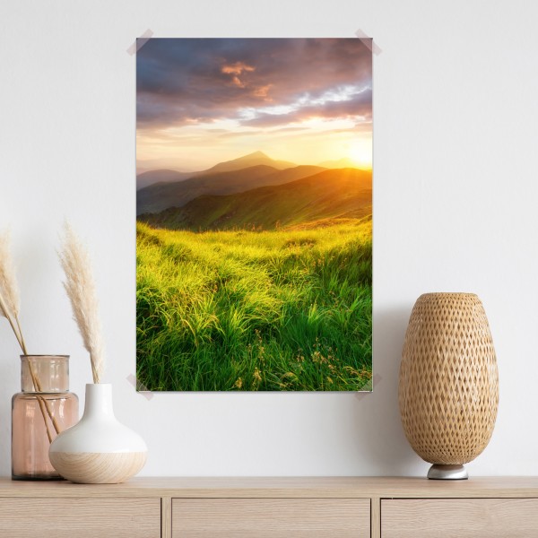 Poster sonnige bergwiese bei sonnenaufgang – Wallnifity® Poster sonnige bergwiese bei sonnenaufgang – Wallnifity®