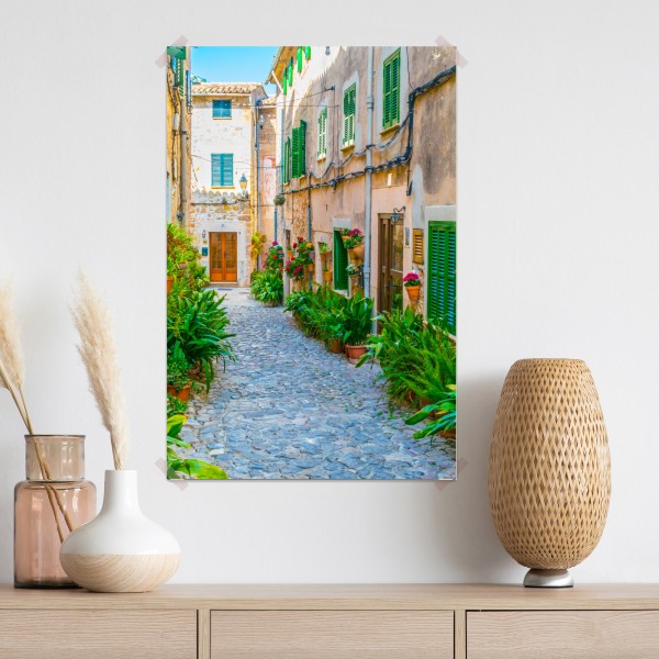 Poster sonnige gasse mit grünen fensterläden – Wallnifity®