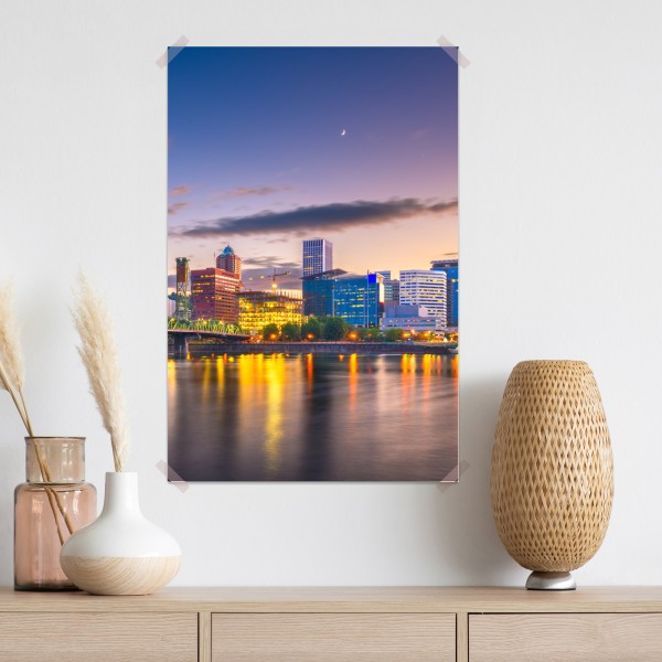 Poster Portland skyline in der dämmerung über dem Willamette – Wallnifity® Poster Portland skyline in der dämmerung über dem Willamette – Wallnifity®
