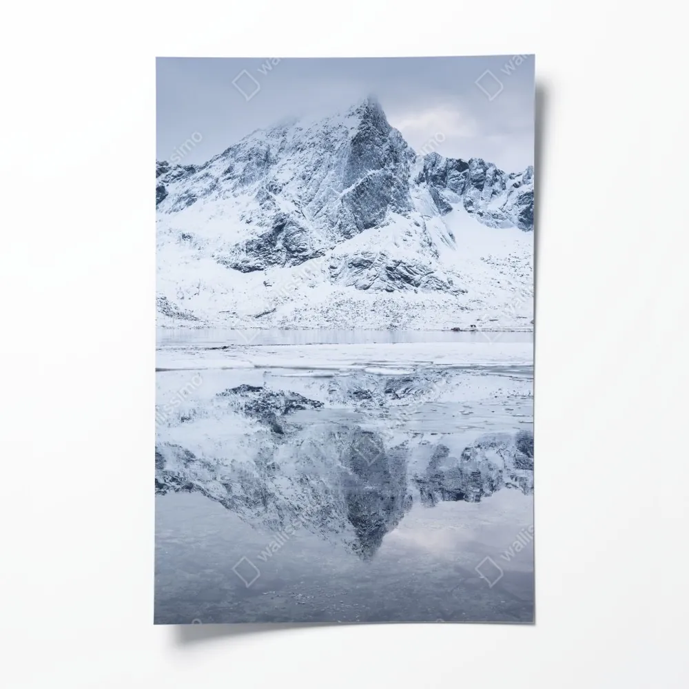 Poster verschneite bergspiegelung in Norwegen – Wallnifity® Poster verschneite bergspiegelung in Norwegen – Wallnifity®